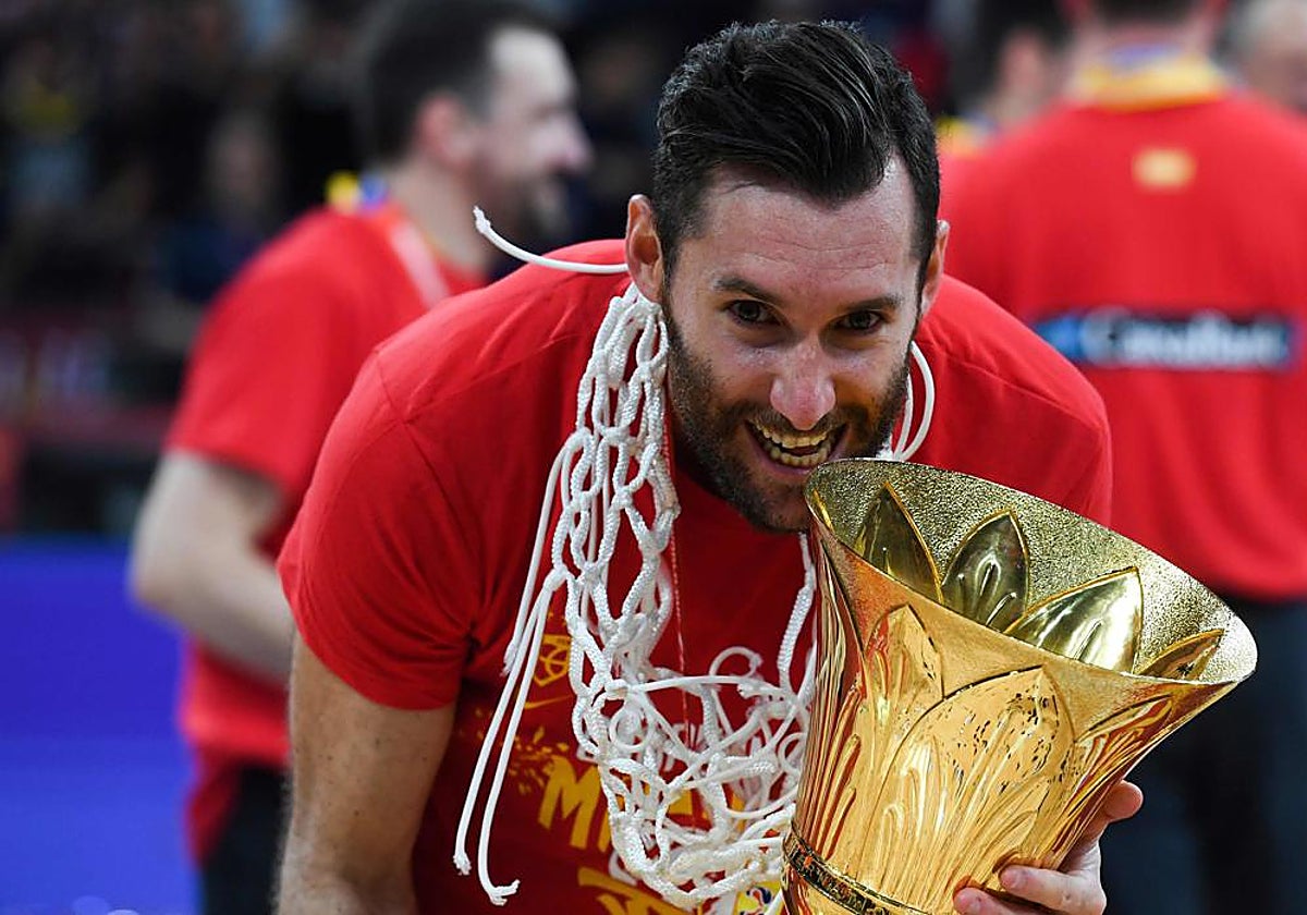 Rudy Fernández muerde el trofeo del Mundial conquistado en 2019