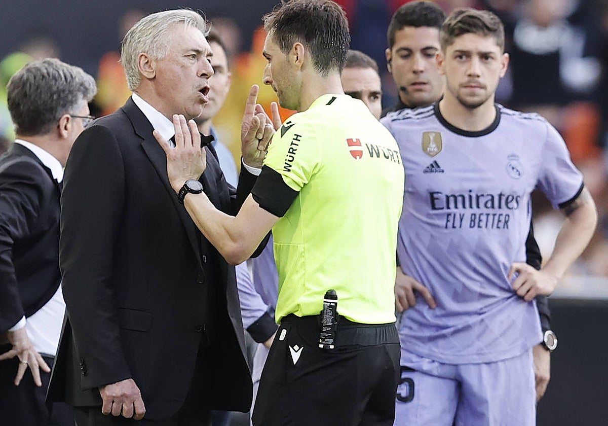 Ancelotti, muy enfadado, denunció ante el árbitro el acoso a Vinicius en Mestalla