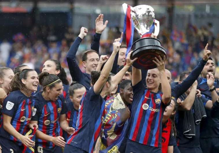 Las jugadoras del Barcelona levantan la copa de campeonas de Liga F 2022/23