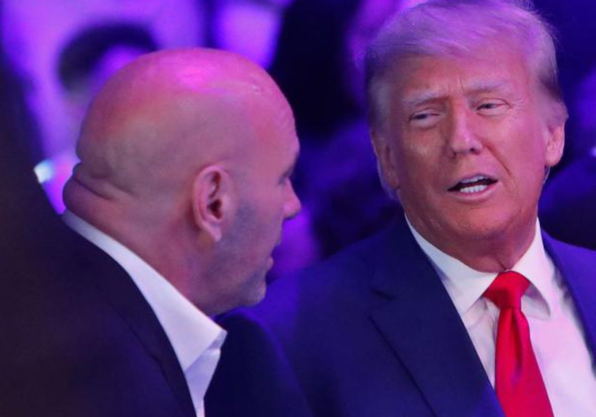 El presidente de UFC, Dana White, dialoga con el expresidente estadounidense Donald Trump, durante el pasado evento de UFC