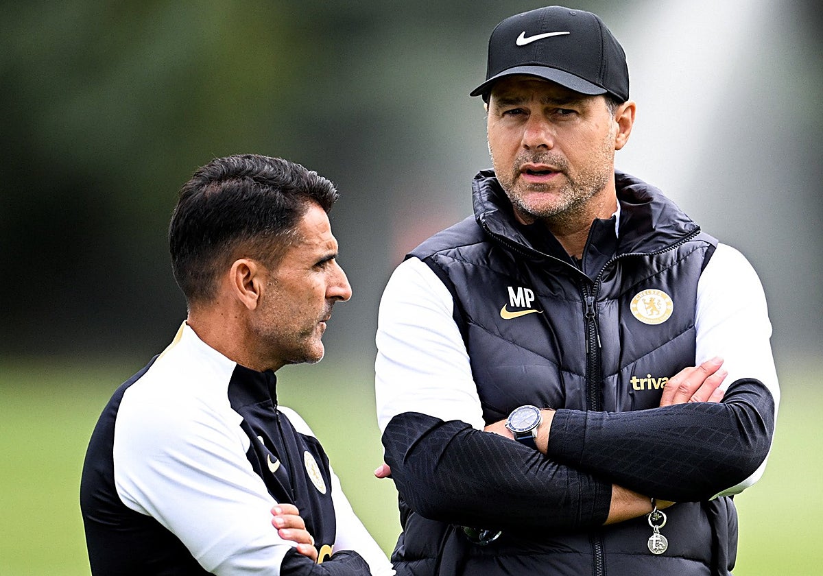 Mauricio Pochettino junto a un miembro del cuerpo técnico