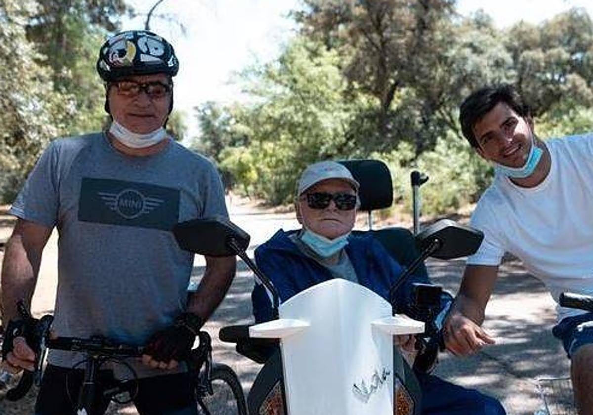 Antonio Sainz, junto a su hijo y su nieto