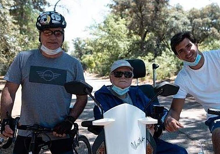 Antonio Sainz, junto a su hijo y su nieto