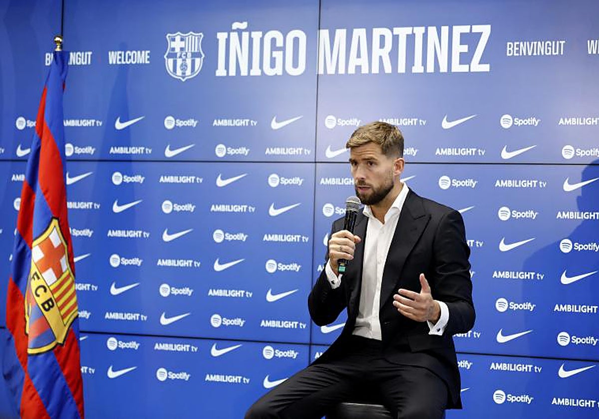 Iñigo Martínez responde a las preguntas de los periodistas