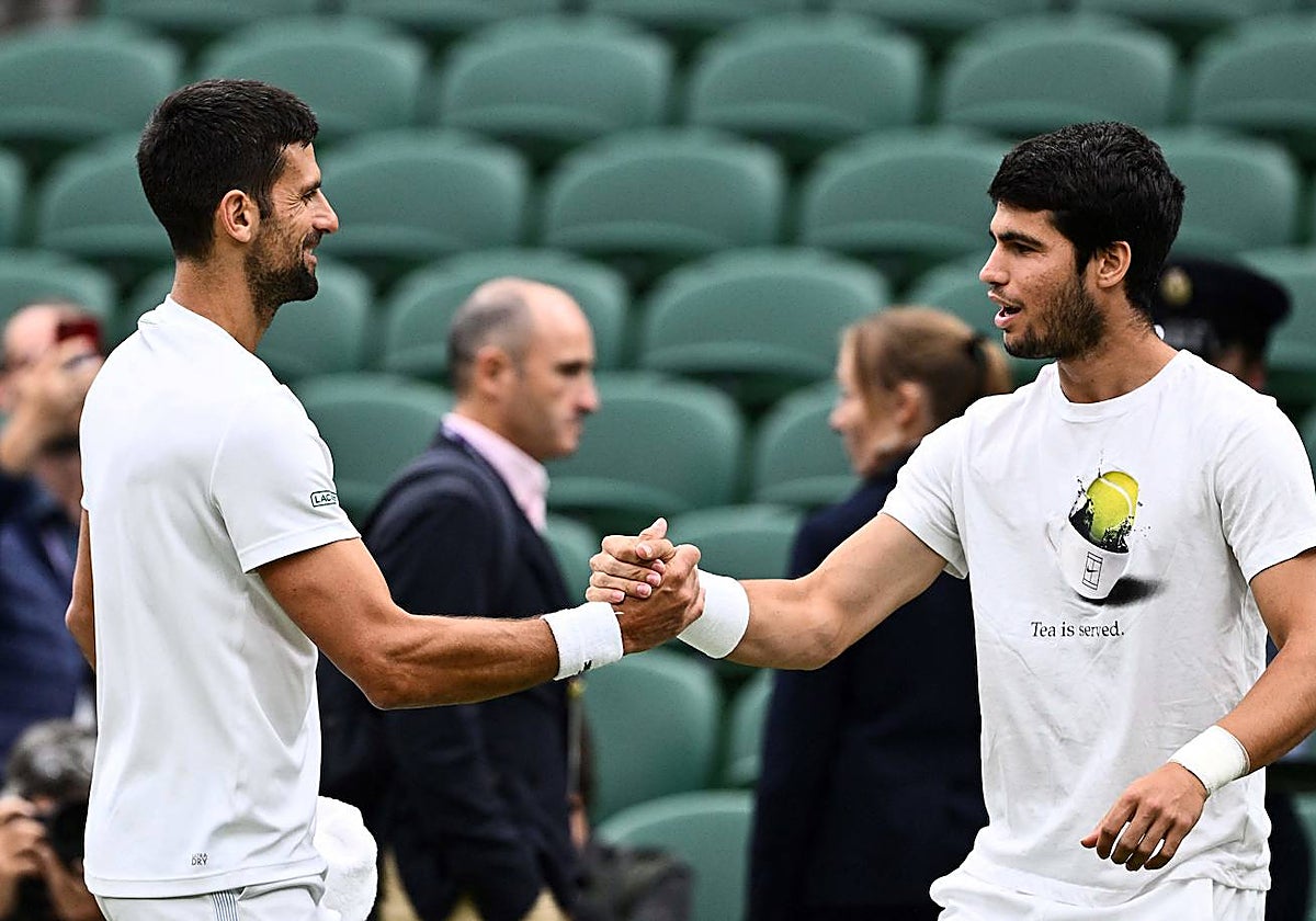 Djokovic y Alcaraz se saludan antes de un entrenamiento