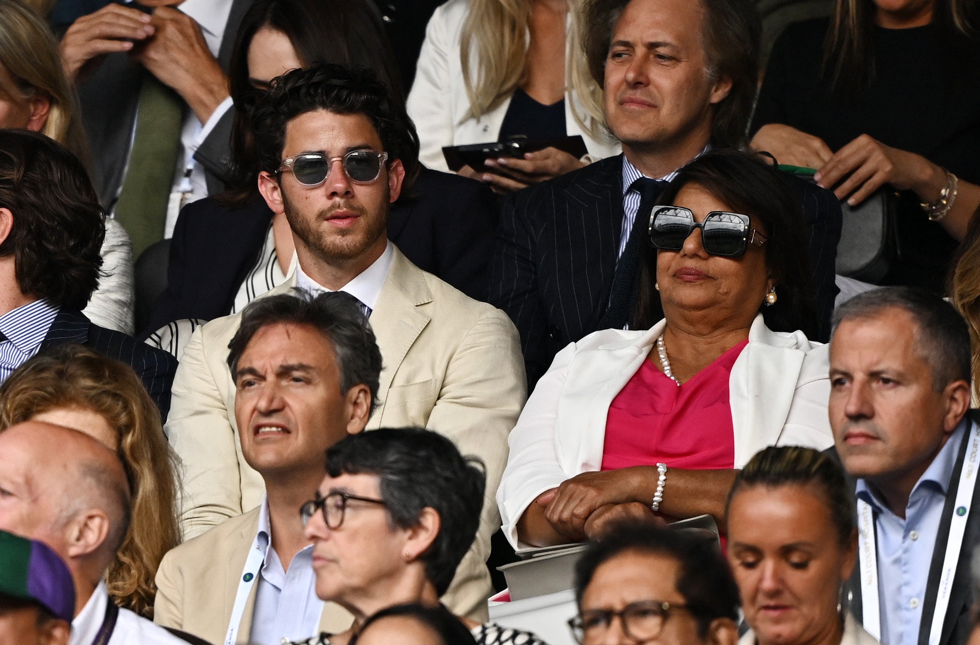 El cantante Nick Jonas y su suegra, Madhu Chopra asistiendo a la final de Wimbledon.