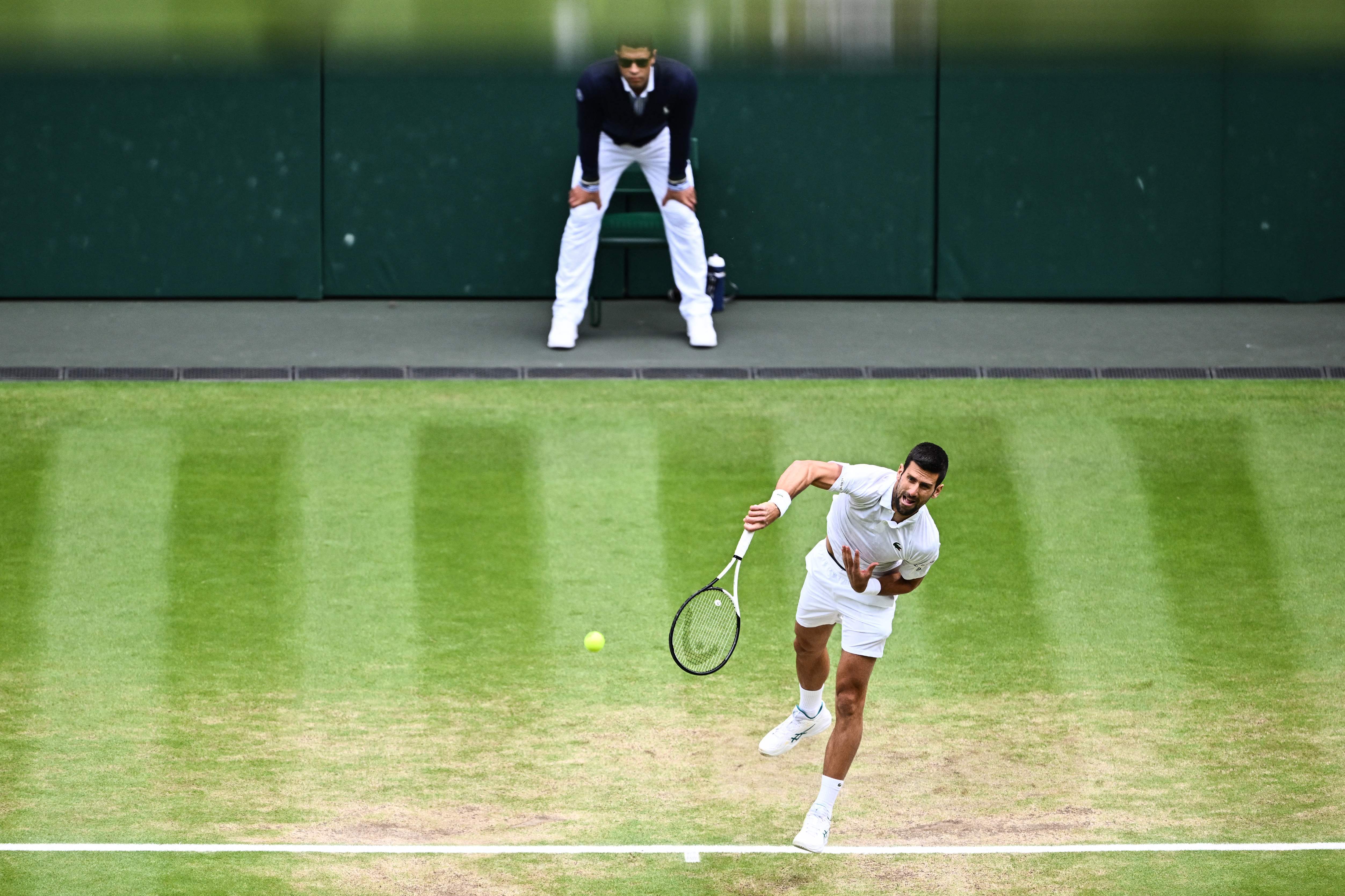 El serbio Novak Djokovic sirve contra el español Carlos Alcaraz durante su último partido de tenis individual masculino