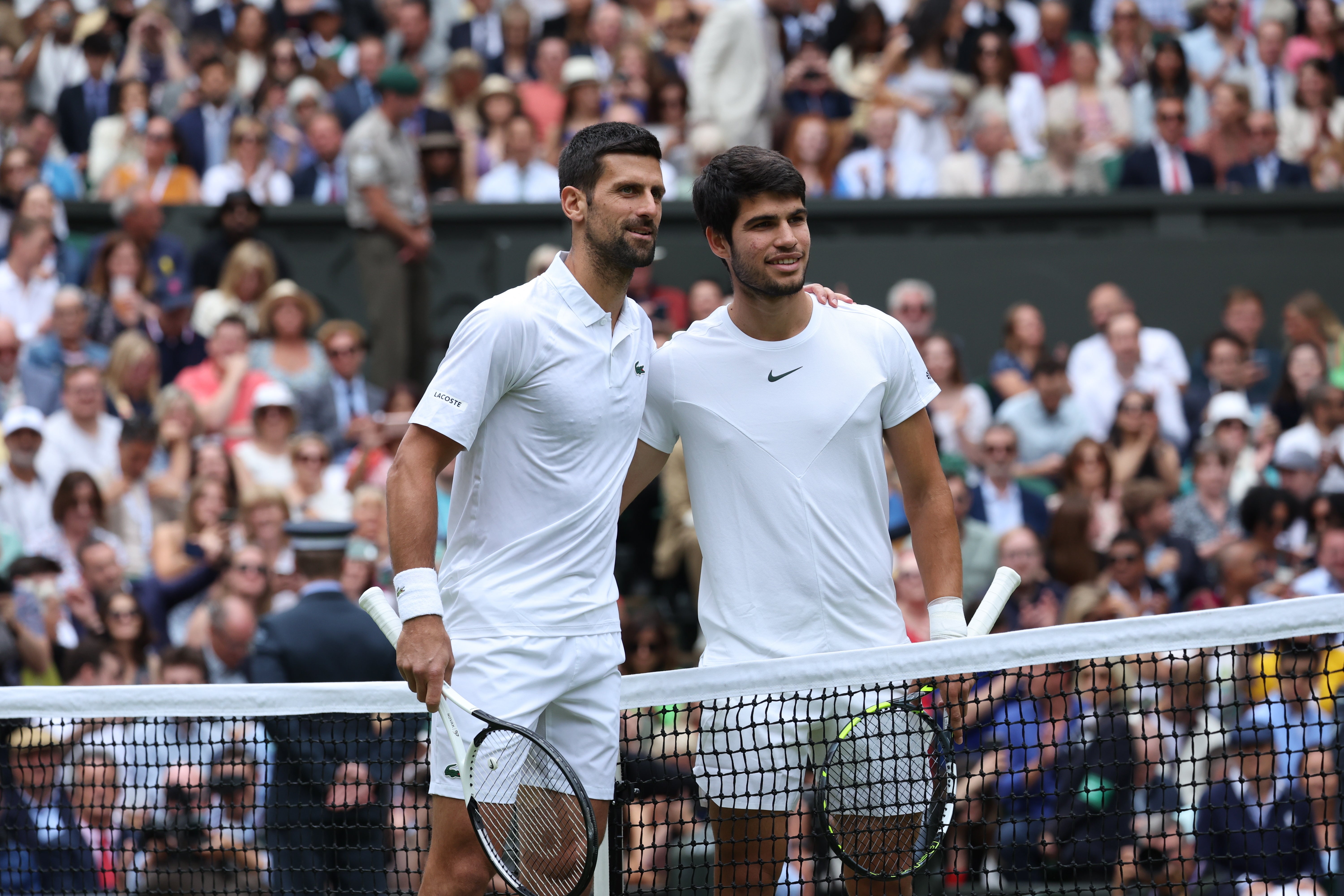 Novak Djokovic de Serbia (L) y Carlos Alcaraz de España posan para la foto antes del partido final