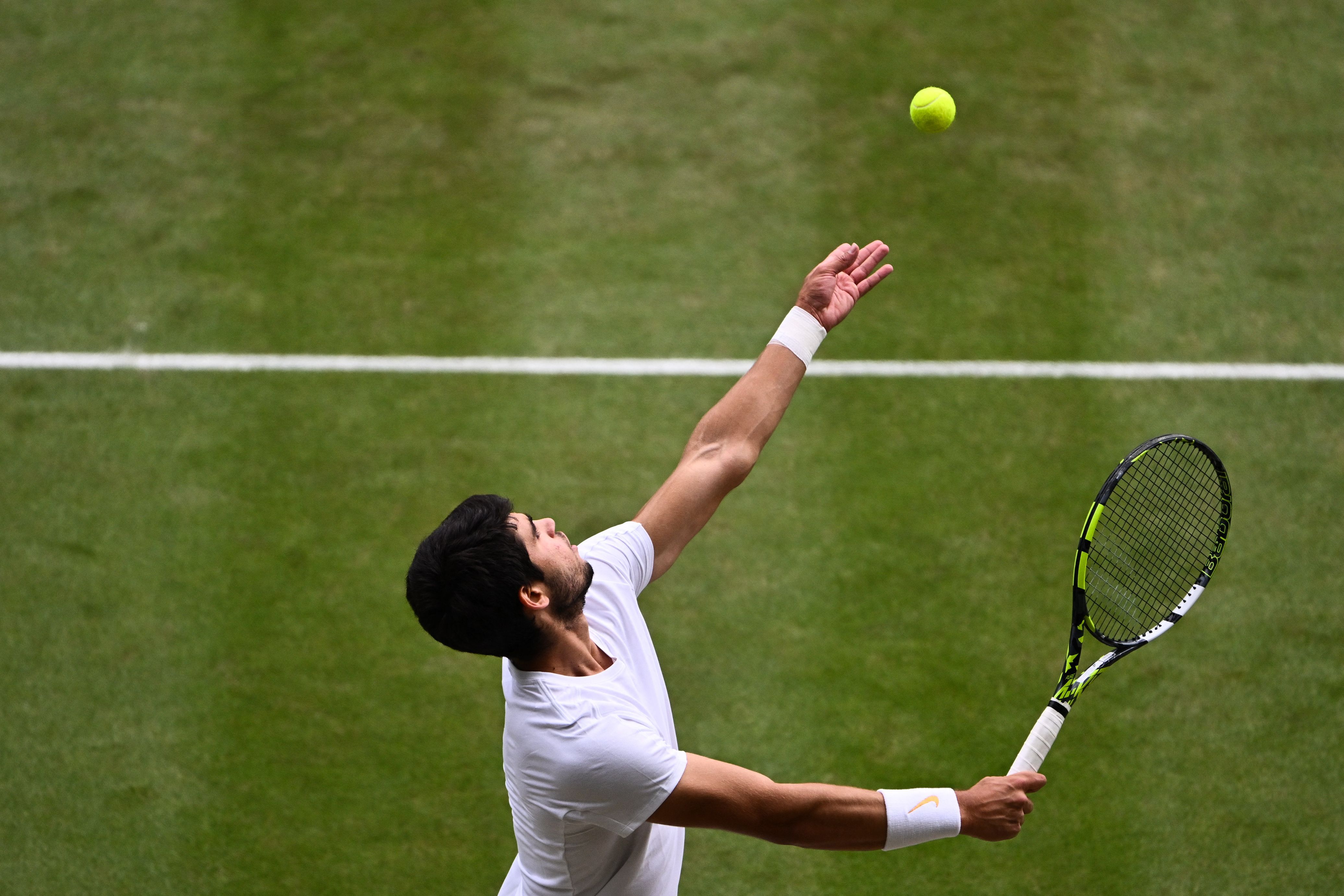 Carlos Alcaraz de España en acción durante el partido final de individuales masculinos contra Novak Djokovic