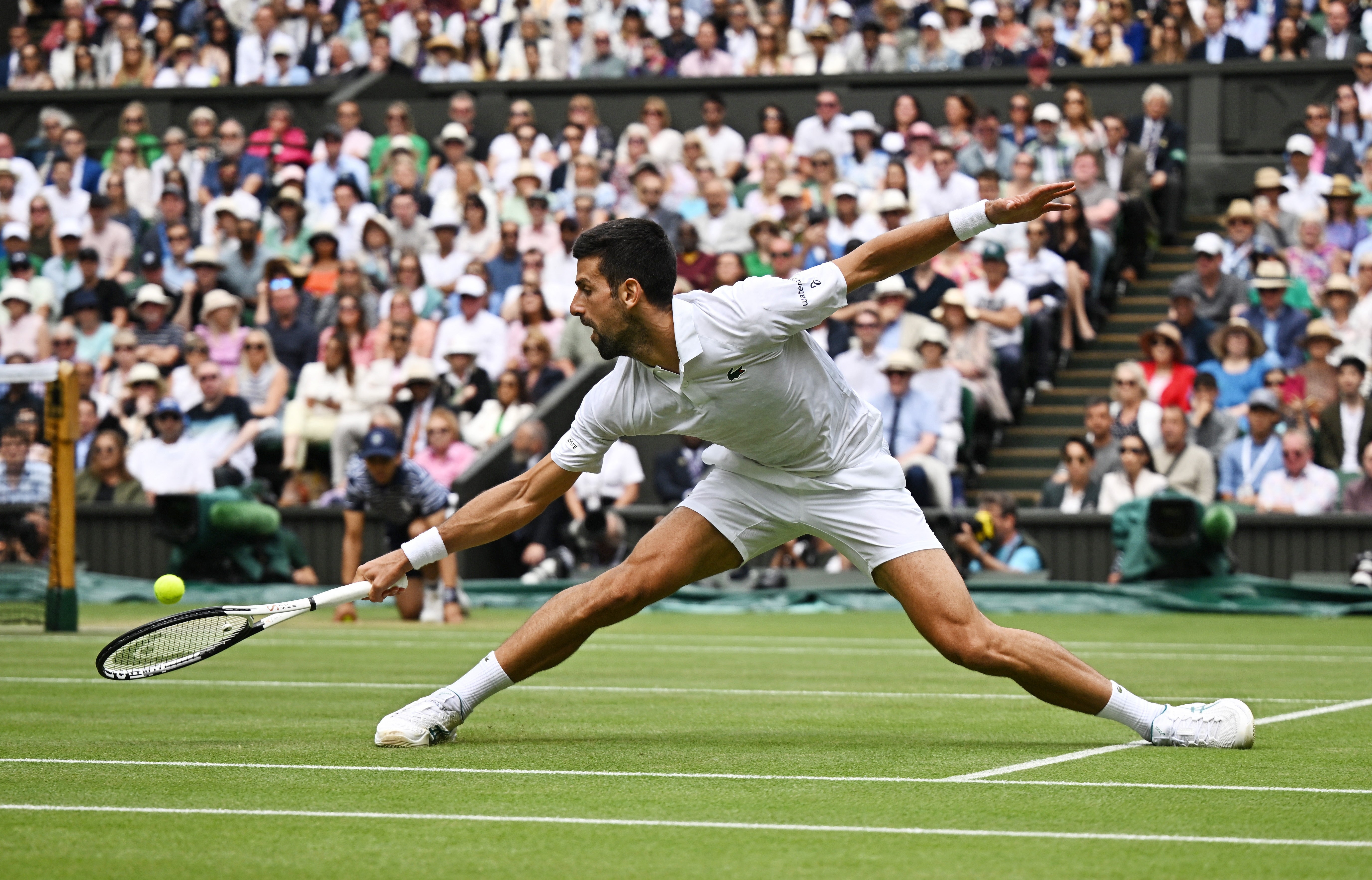 Novak Djokovic de Serbia en acción durante su partido final contra Carlos Alcaraz de España