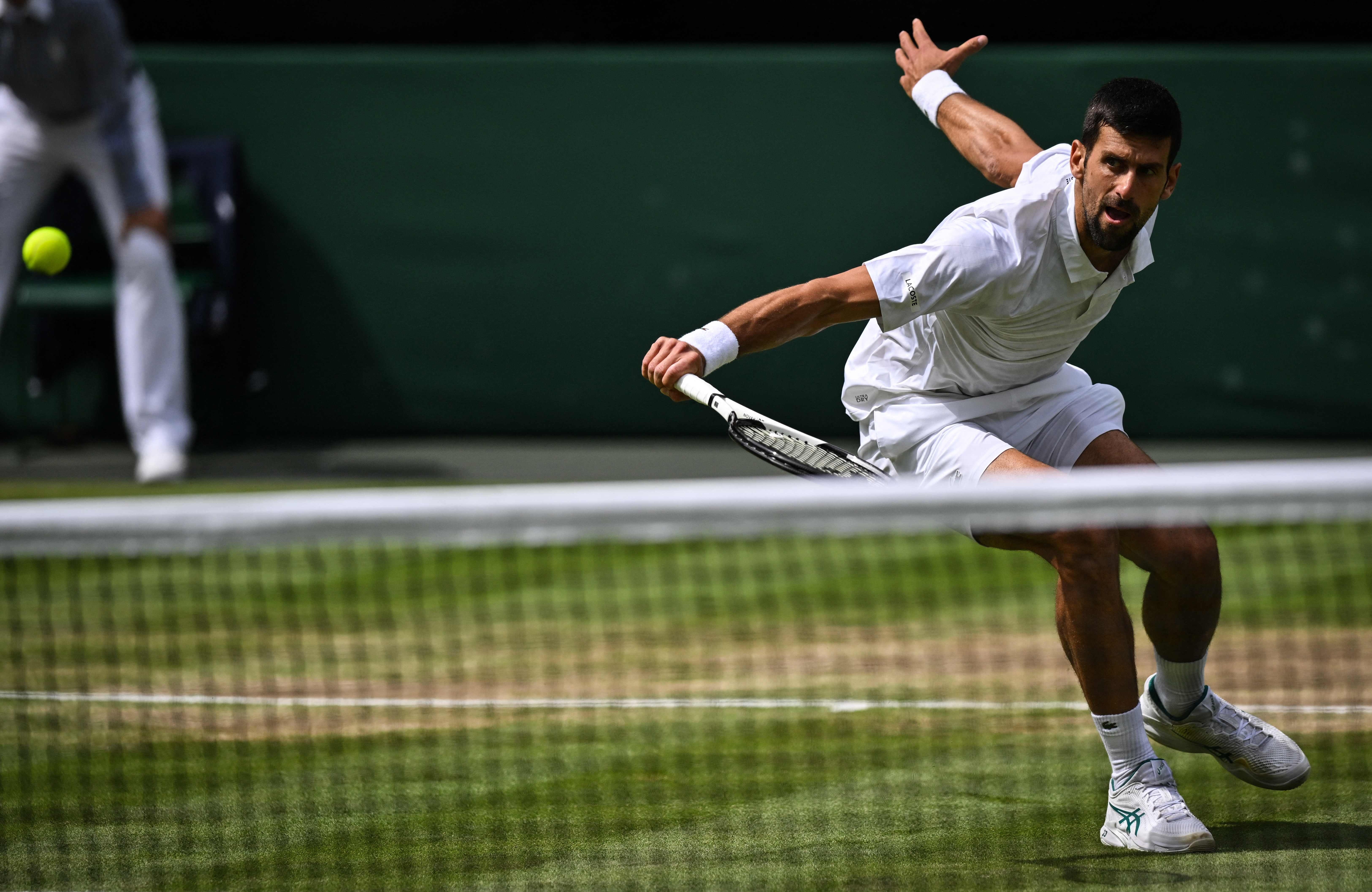 Novak Djokovic de Serbia en acción durante el partido final de individuales masculinos contra Carlos Alcaraz 