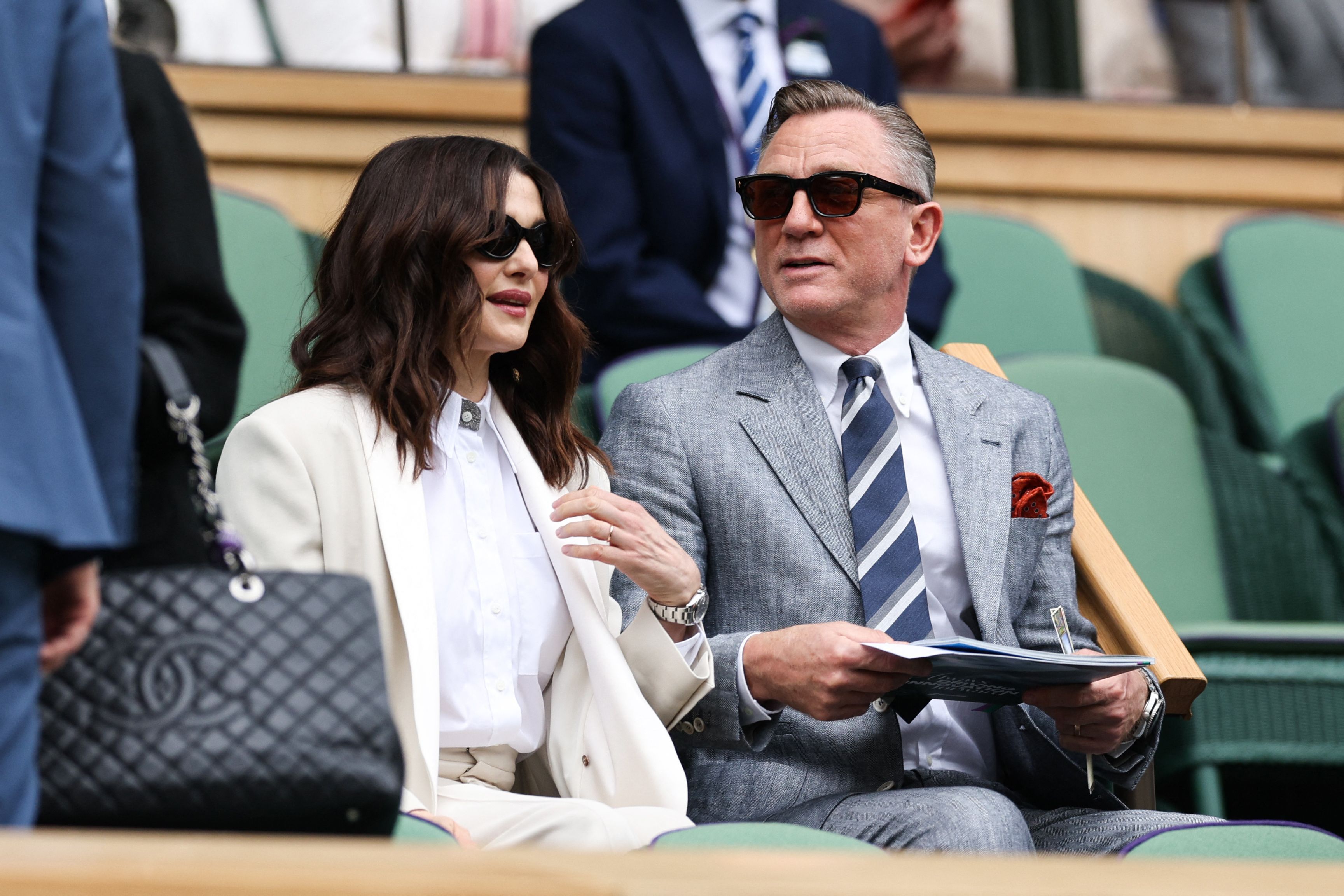 La actriz británica Rachel Weisz (izquierda) junto, al también actor, su esposo Daniel Craig llegan al palco real de la cancha central para el Campeonato de Wimbledon