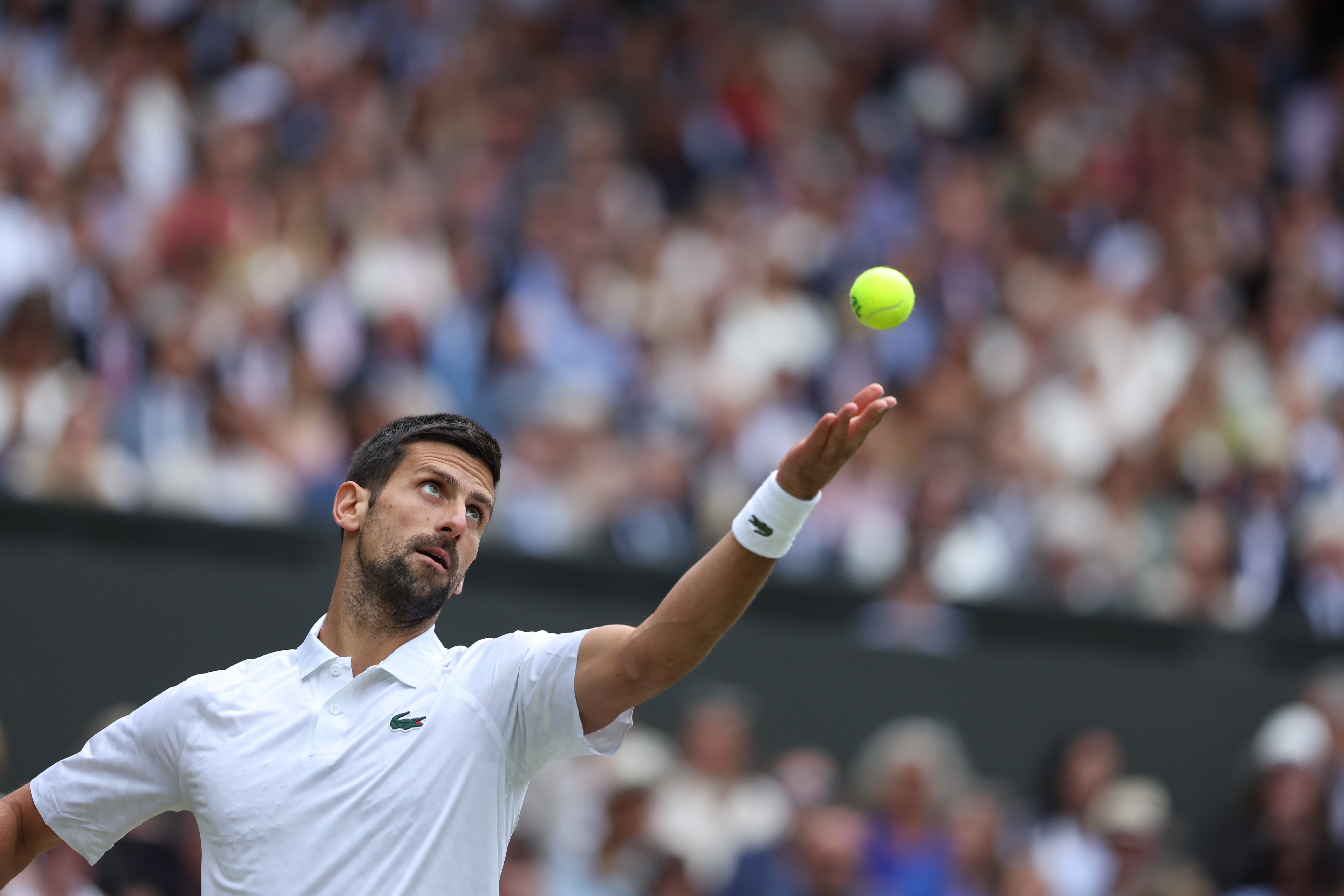 Novak Djokovic de Serbia en acción durante el partido final de individuales masculinos contra Carlos Alcaraz de España en el Campeonato de Wimbledon