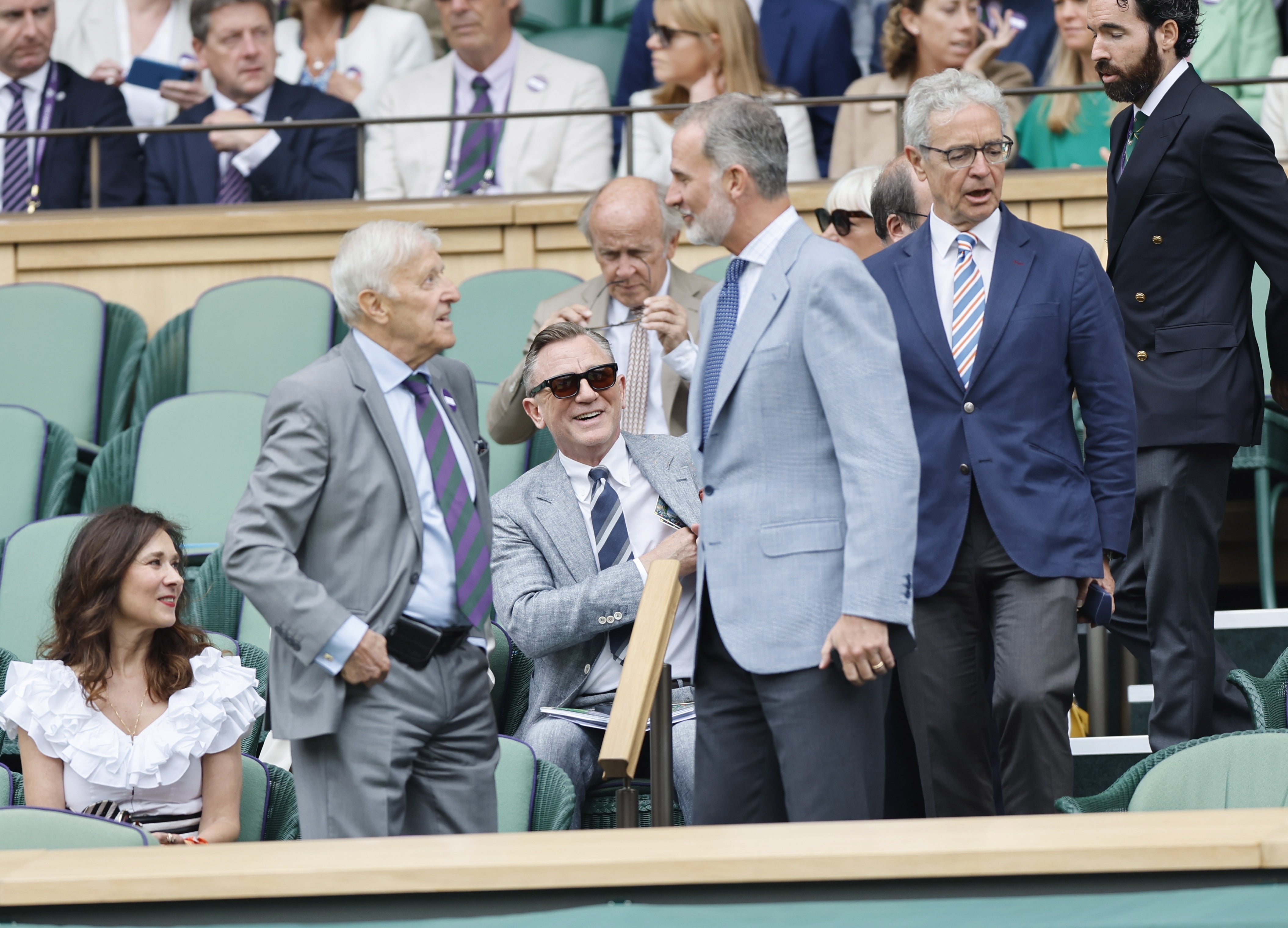 El Rey Felipe VI (C) de España llega para el partido final del Campeonato de Wimbledon