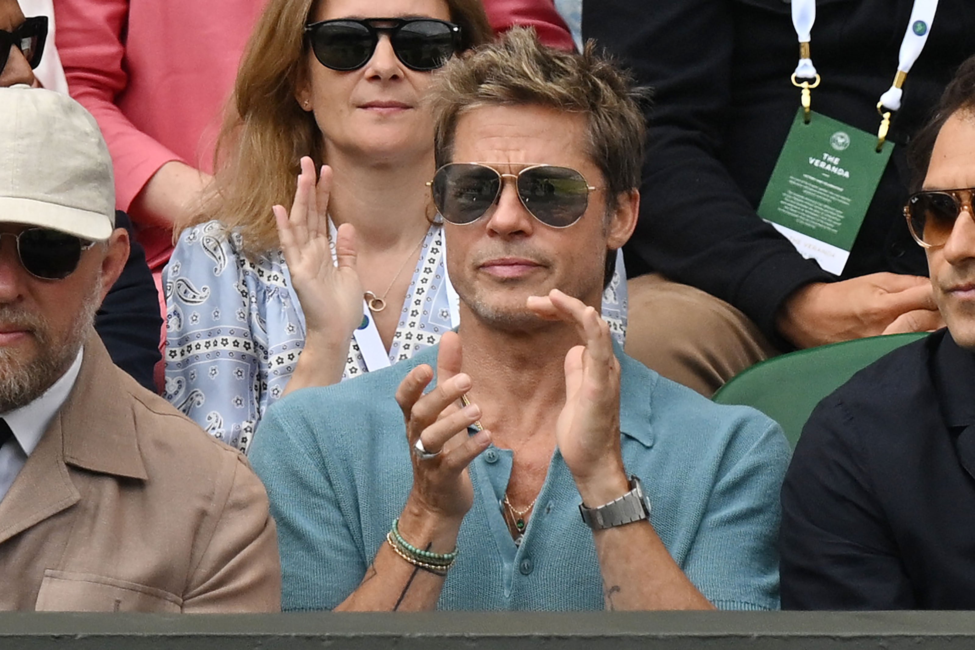 El actor estadounidense Brad Pitt asiste a la final de Wimbledon. 