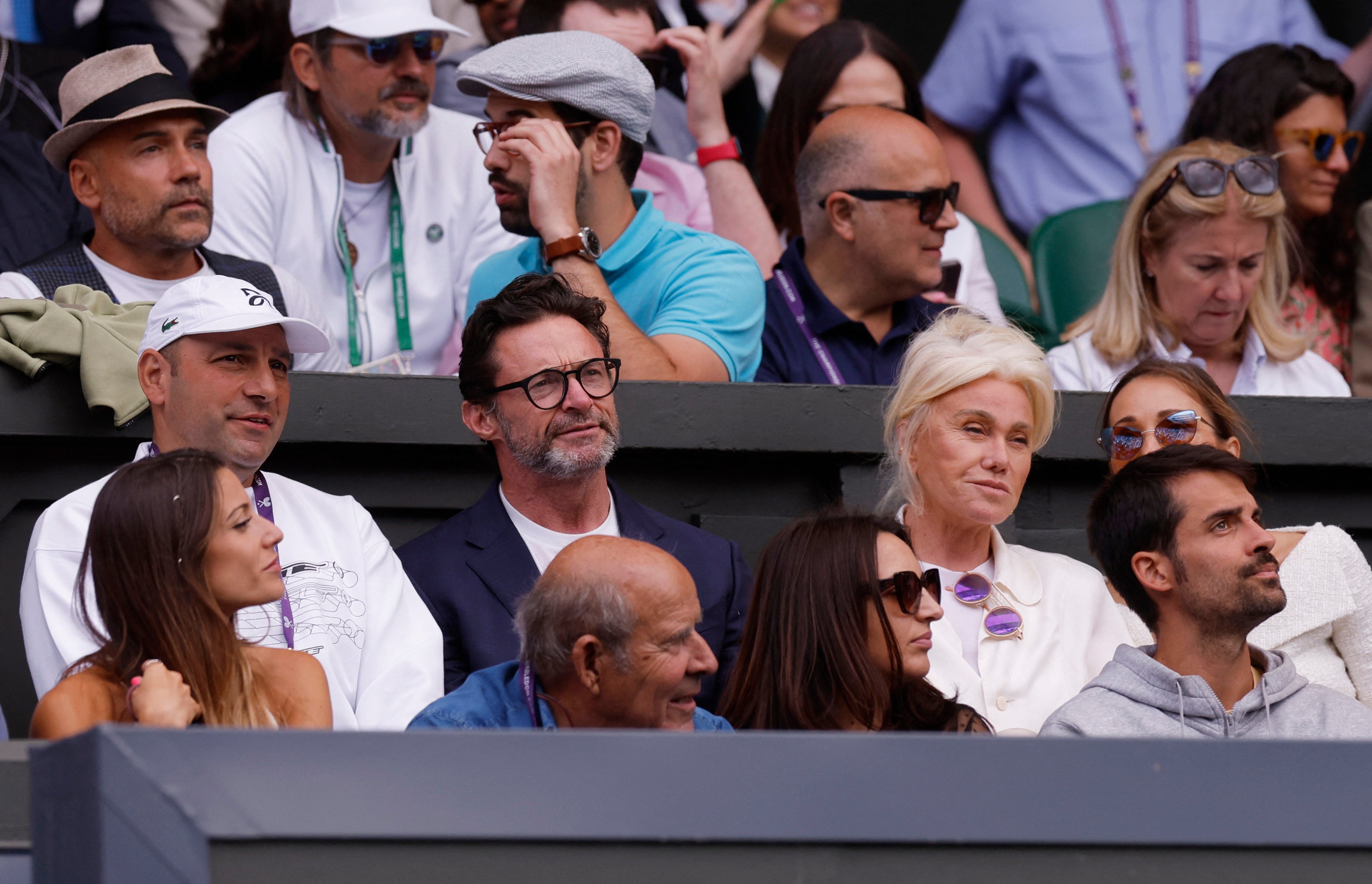 Hugh Jackman y su mujer Deborra-Lee Furness asistiendo a la final de Wimbledon. 