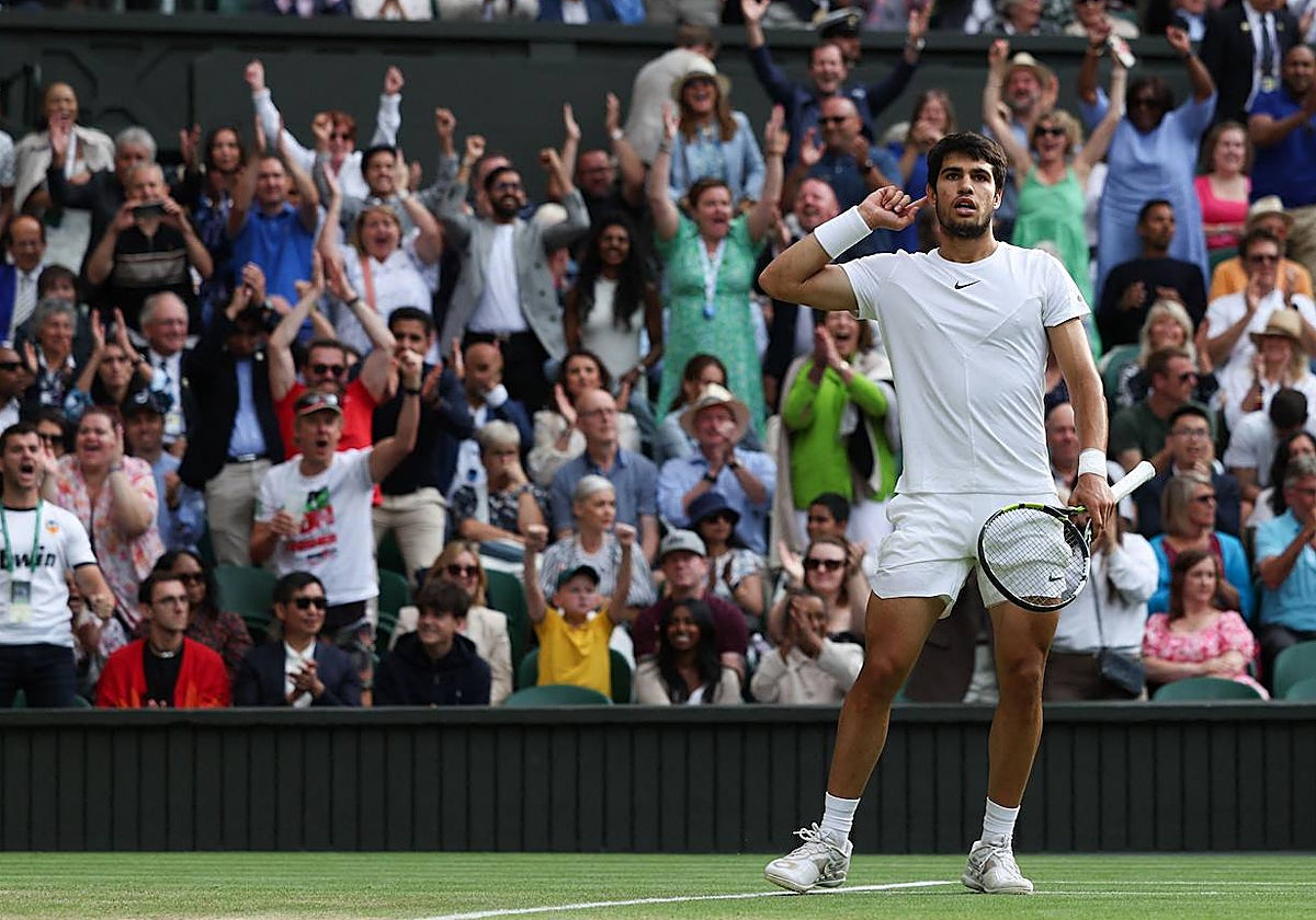 Alcaraz celebra uno de sus puntos en la final ante Djokovic