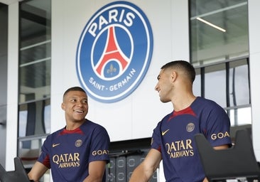Kylian Mbappé vuelve a París como si nada y estira el suspense