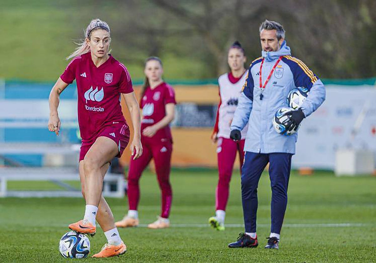 Alexia Putellas, junto a Vilda
