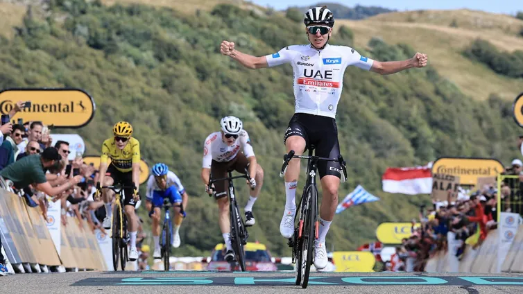 Vingegaard sella su segundo Tour y Pogacar recupera la sonrisa con la victoria de etapa