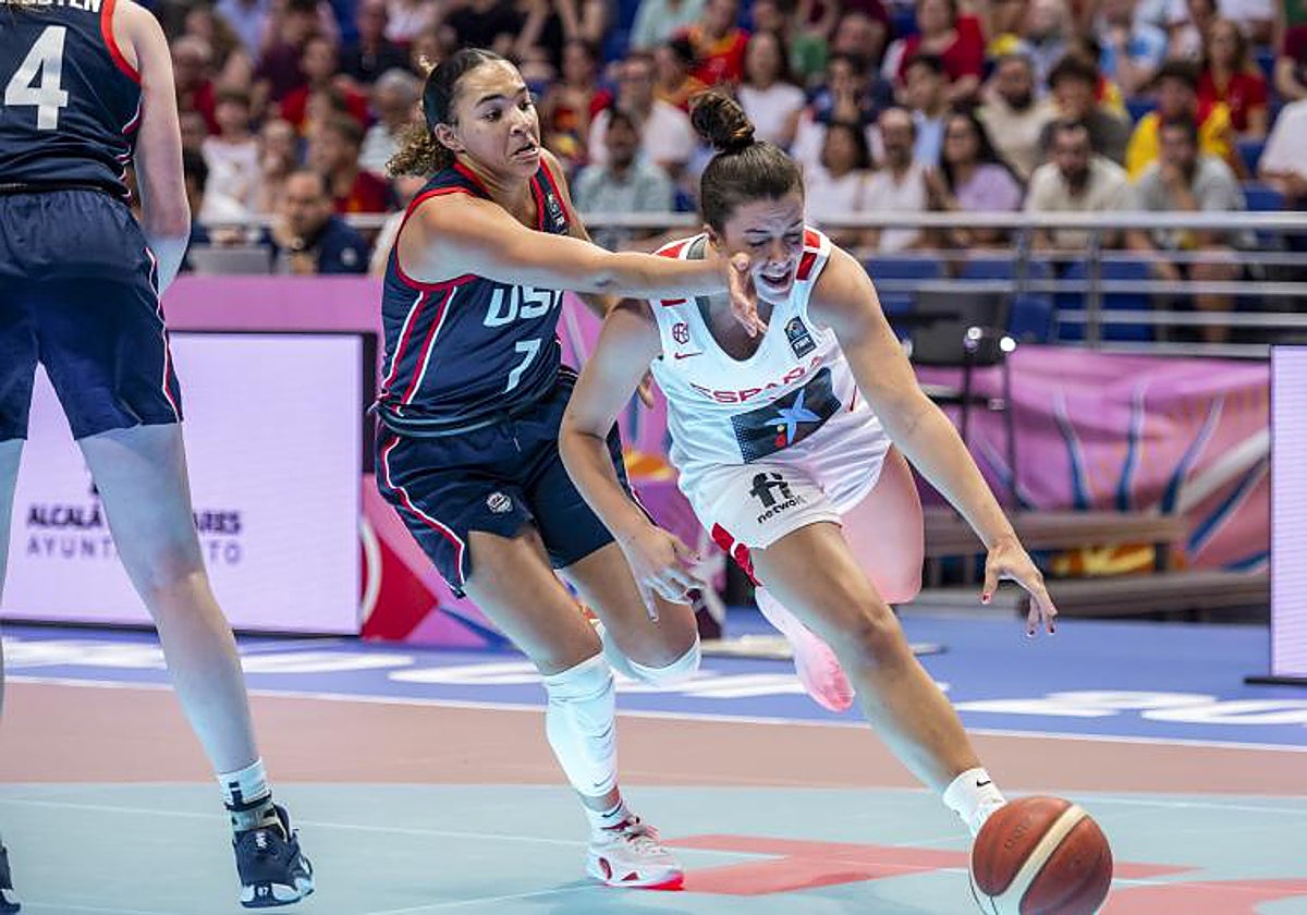 La base española Elena Buenavida bota el balón ante la escolta estadounidense Kira Rice