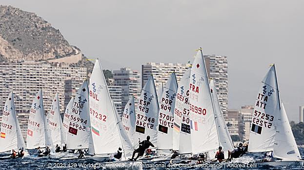 Parkin/Beck (USA) en Absoluto/Mixto, Kerkezou/Giannouli (GRE) en Féminas y Cindolo/Dogliotti (ITA) en Sub17, lideran el Mundial de 420