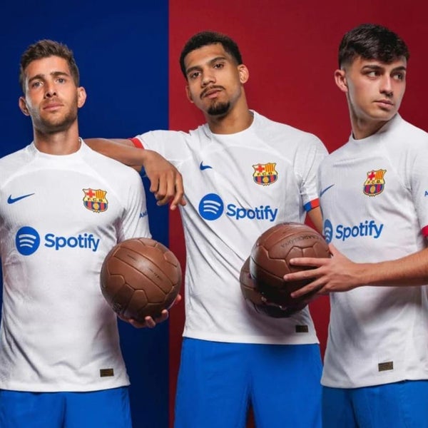 El Barça le pierde el miedo al blanco: Laporta presenta la nueva camiseta