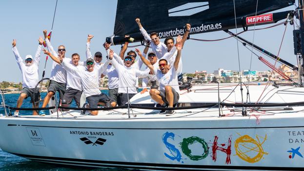 El equipo Teatro del Soho Caixabank celebrando su victoria en la pasada edición de la regata