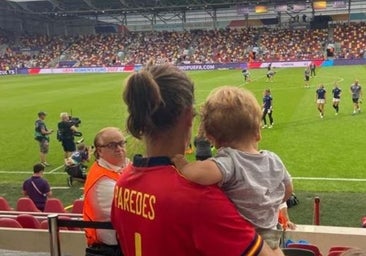 Un niño corre por la concentración