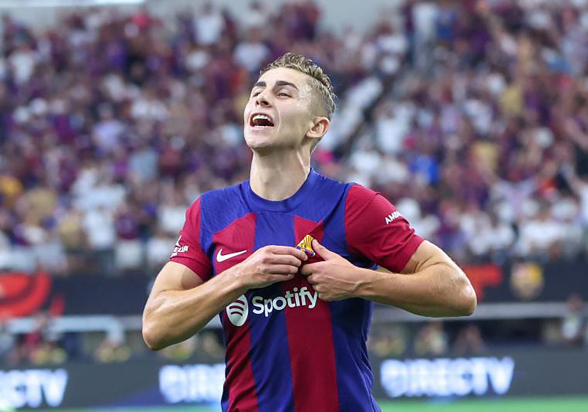 Fermín López se señala el escudo tras marcarle al Real Madrid