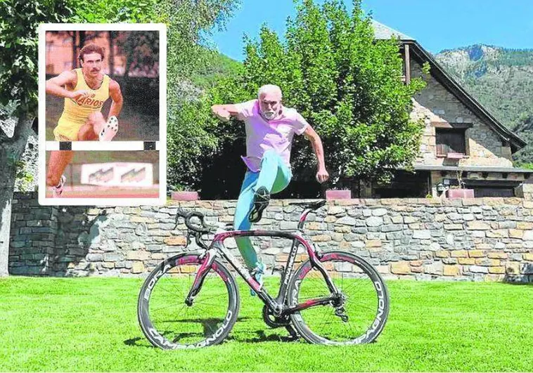 Javier Moracho, 65 años, en su casa de Benasque, pasa la bicicleta como si de una valla se tratase. Arriba, en su época de atleta profesional