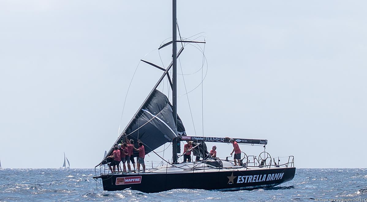 Estrella Damm con medio palo