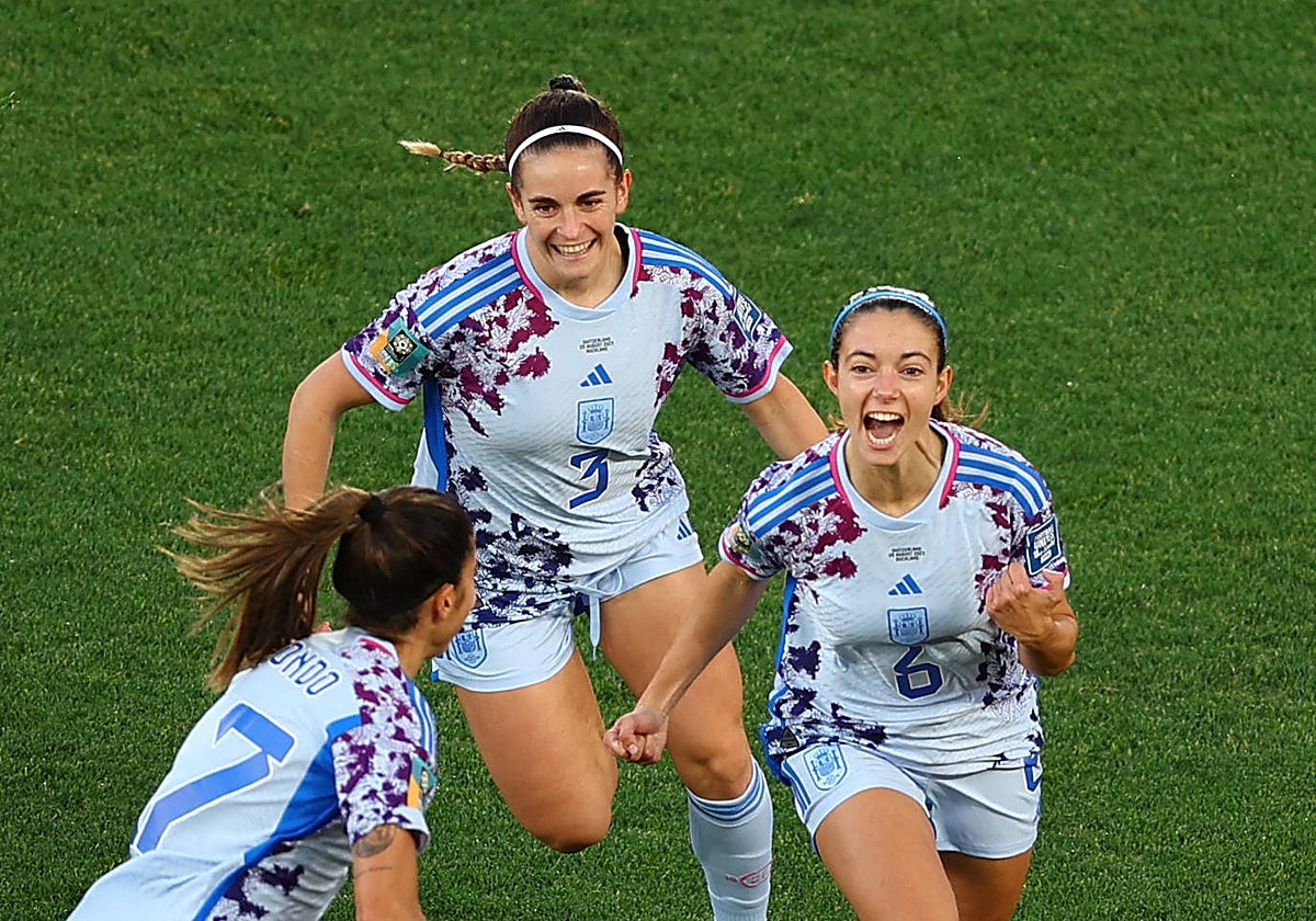 Aitana Bonmatí, derecha, celebra su segundo gol