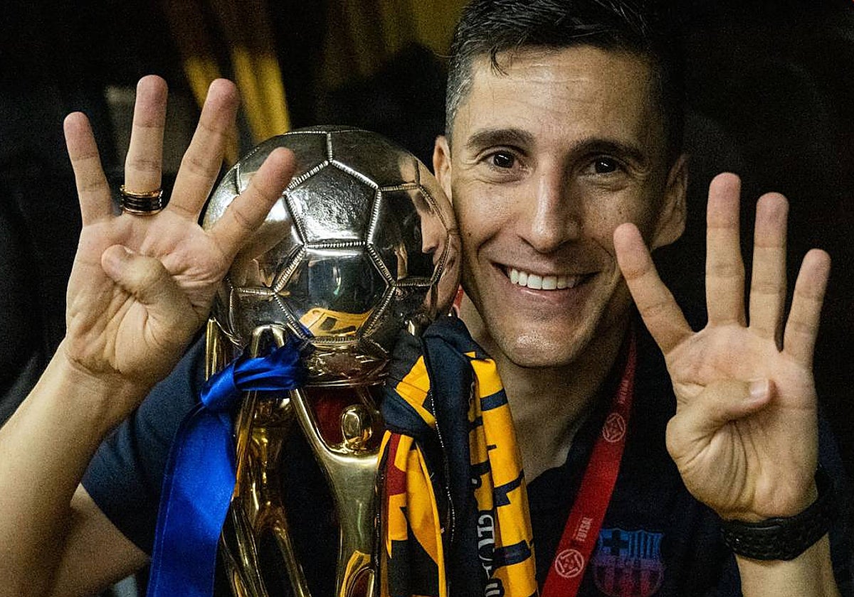 Carlos Ortiz posa con su última liga, la octava en su palmarés