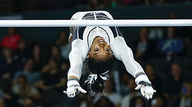 Simeone Biles durante su actuación en el ejercicio de barras