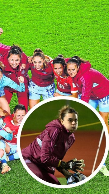 Misa no quiso posar con el resto de compañeras tras su suplencia ante Suiza