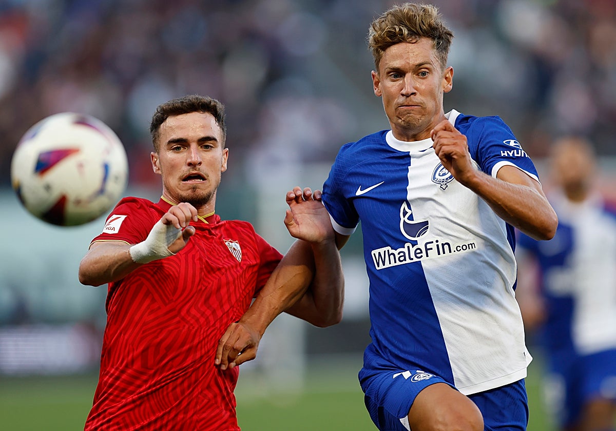Llorente disputa un balón con Adriá Pedrosa, uno de los nuevos del Sevilla