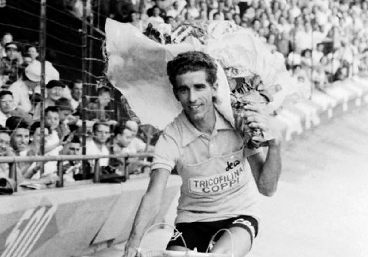 Federico Martín Bahamontes, a su llegada al Parque de los Príncipes con el maillot amarillo en 1959