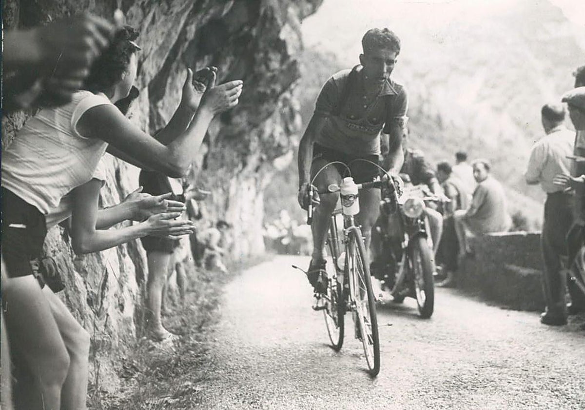 Federico Martín Bahamontes, durante una ascensión del Tour de Francia