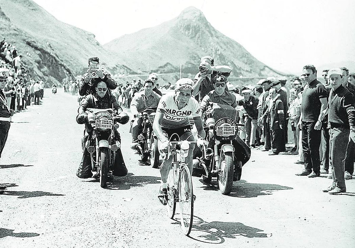 Bahamontes, en una etapa del Tour de Francia