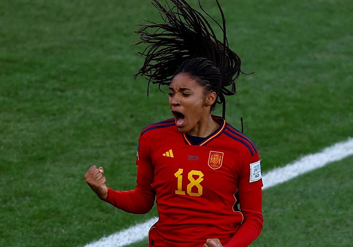 Salma Paralluelo celebra su histórico gol