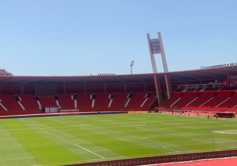 Infierno en el inicio de Liga en Almería: Botellas de agua a un euro y gorras gratis para combatir el calor