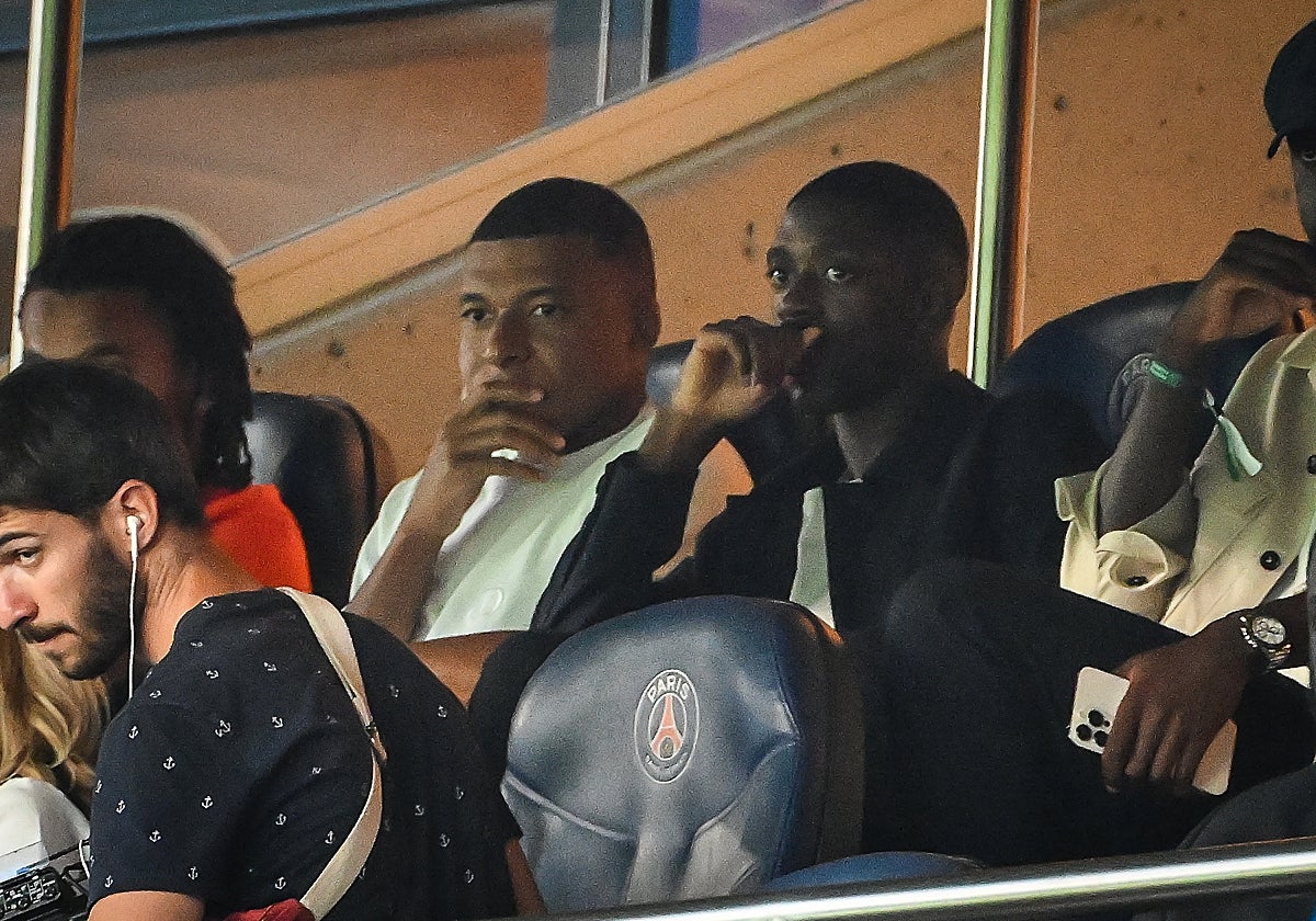 Mbappé, junto a Dembélé en la grada del Parque de los Príncipes