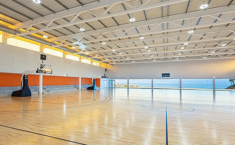 Imagen principal - Imágenes del complejo fundado por José Manuel Calderón y Berni Rodríguez en la localidad malagueña de Fuengirola para que los jugadores de baloncesto sigan entrenándose mientras disfrutan de sus vacaciones