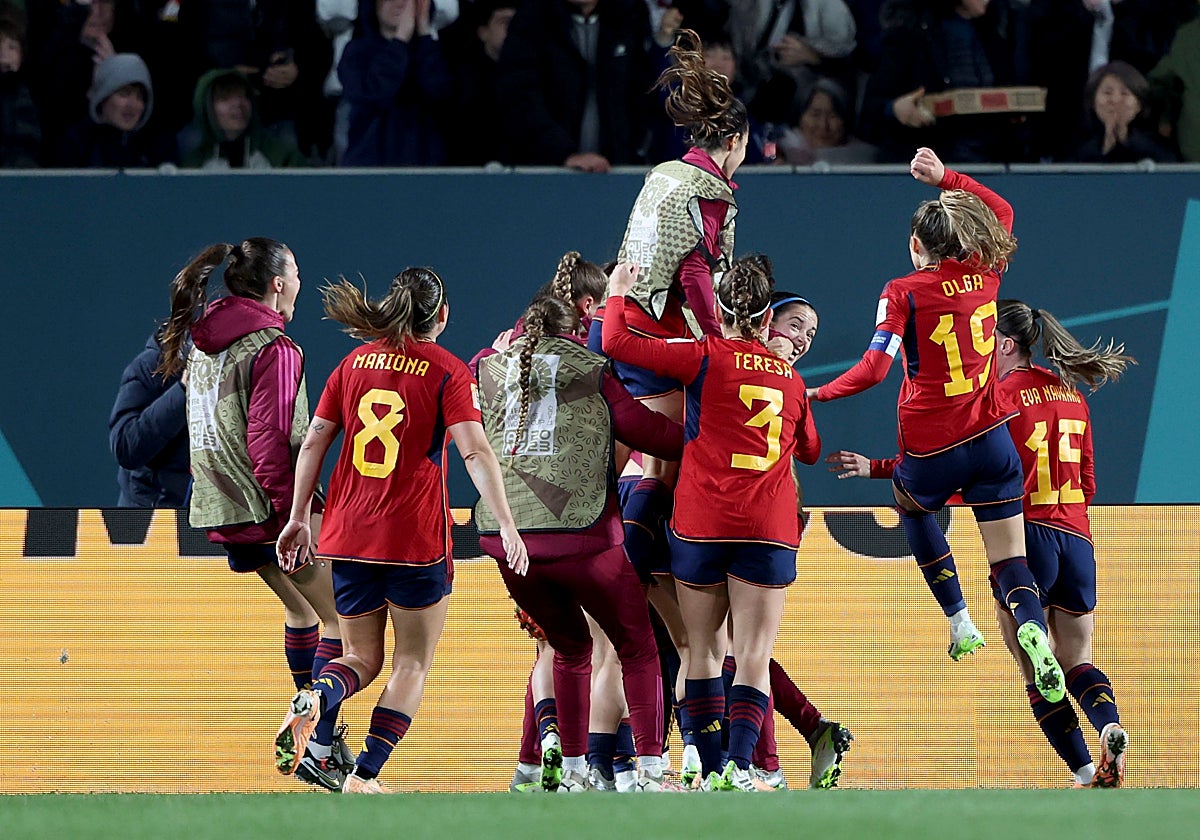 Las jugadoras de España celebran el gol de Salma Paralluelo, el 1-0 ante Suecia