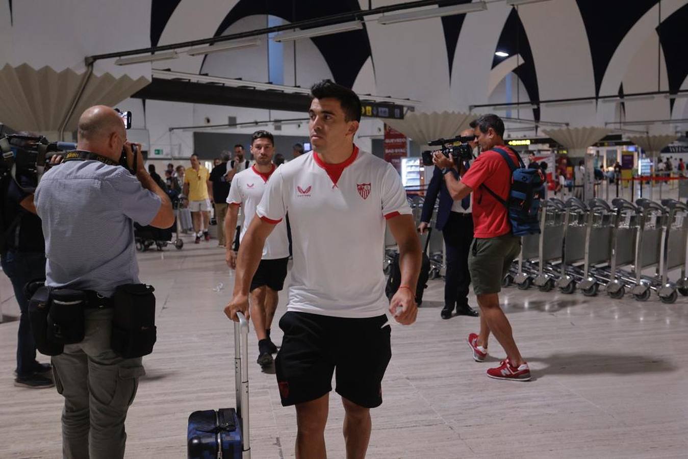 La expedición sevillista parte desde el aeropuerto de San Pablo hacia una nueva final europea