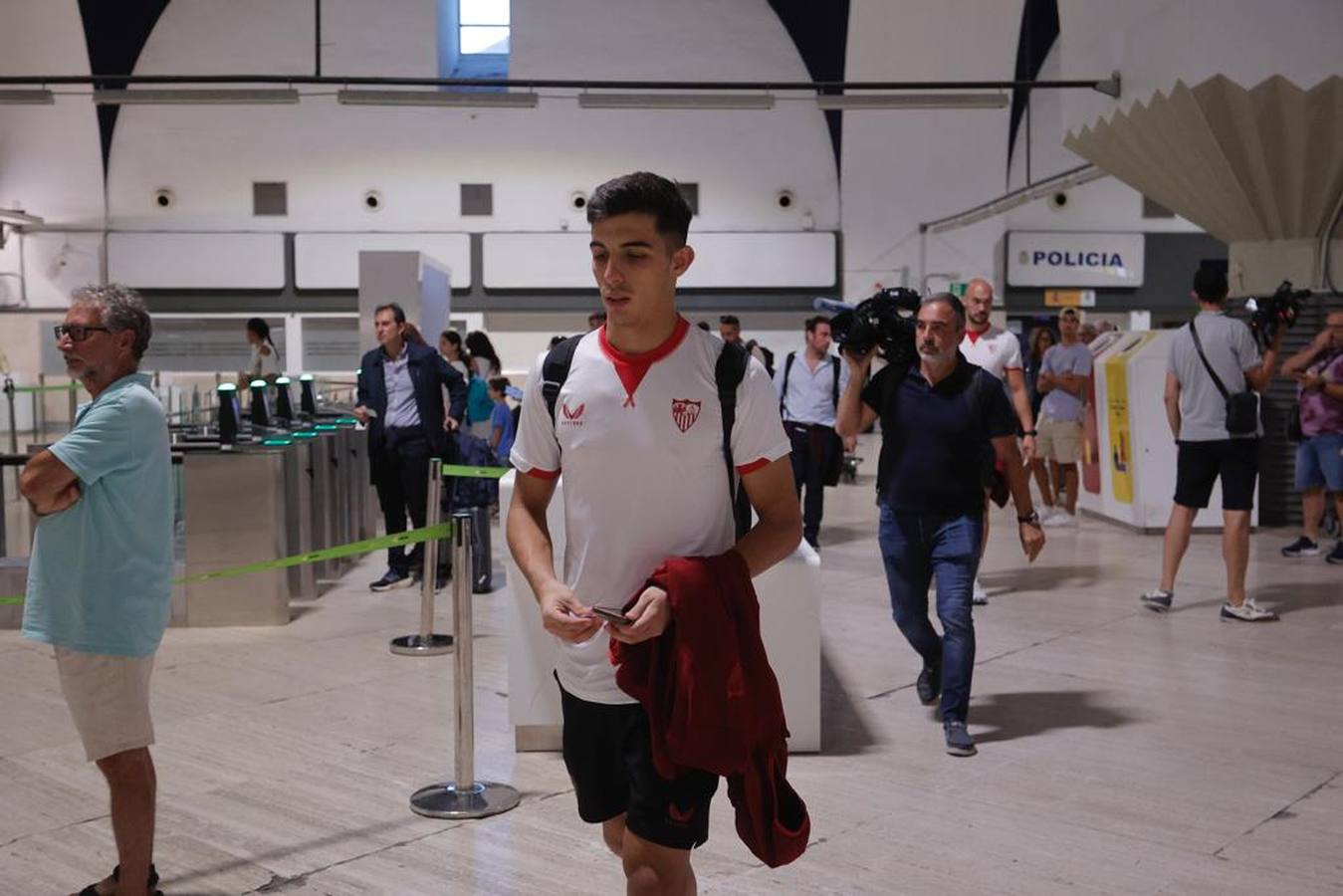 La expedición sevillista parte desde el aeropuerto de San Pablo hacia una nueva final europea