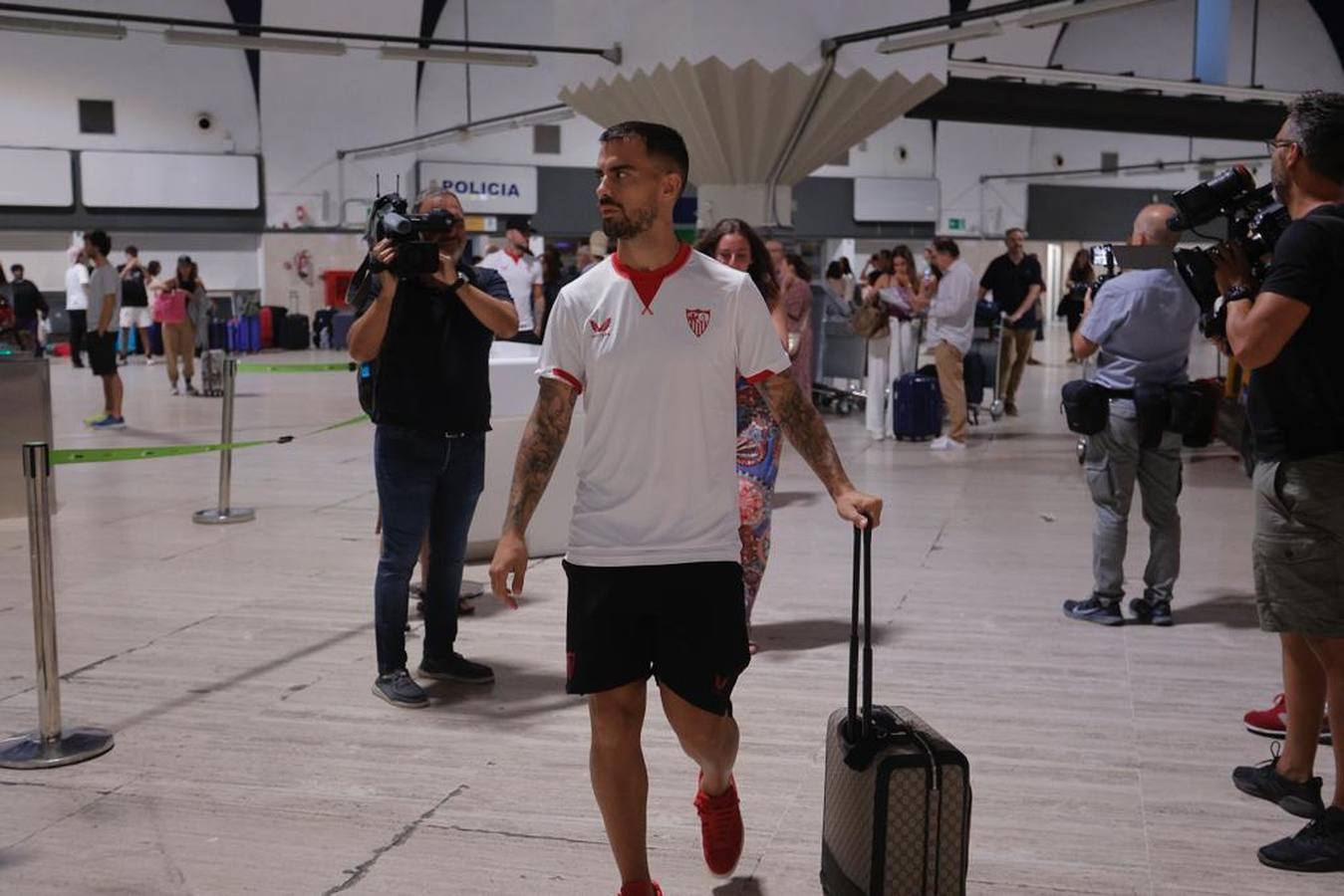 La expedición sevillista parte desde el aeropuerto de San Pablo hacia una nueva final europea