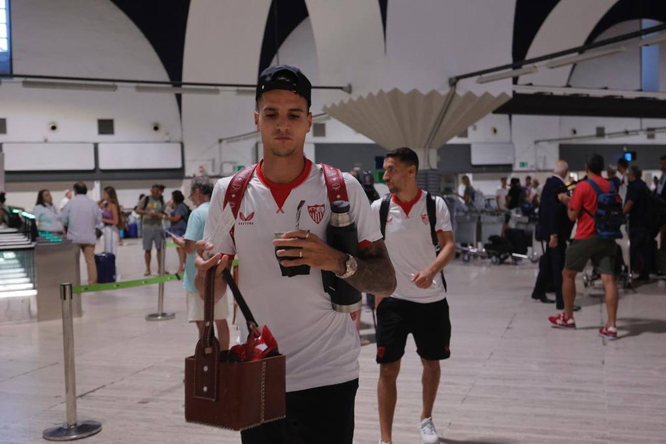 La expedición sevillista parte desde el aeropuerto de San Pablo hacia una nueva final europea