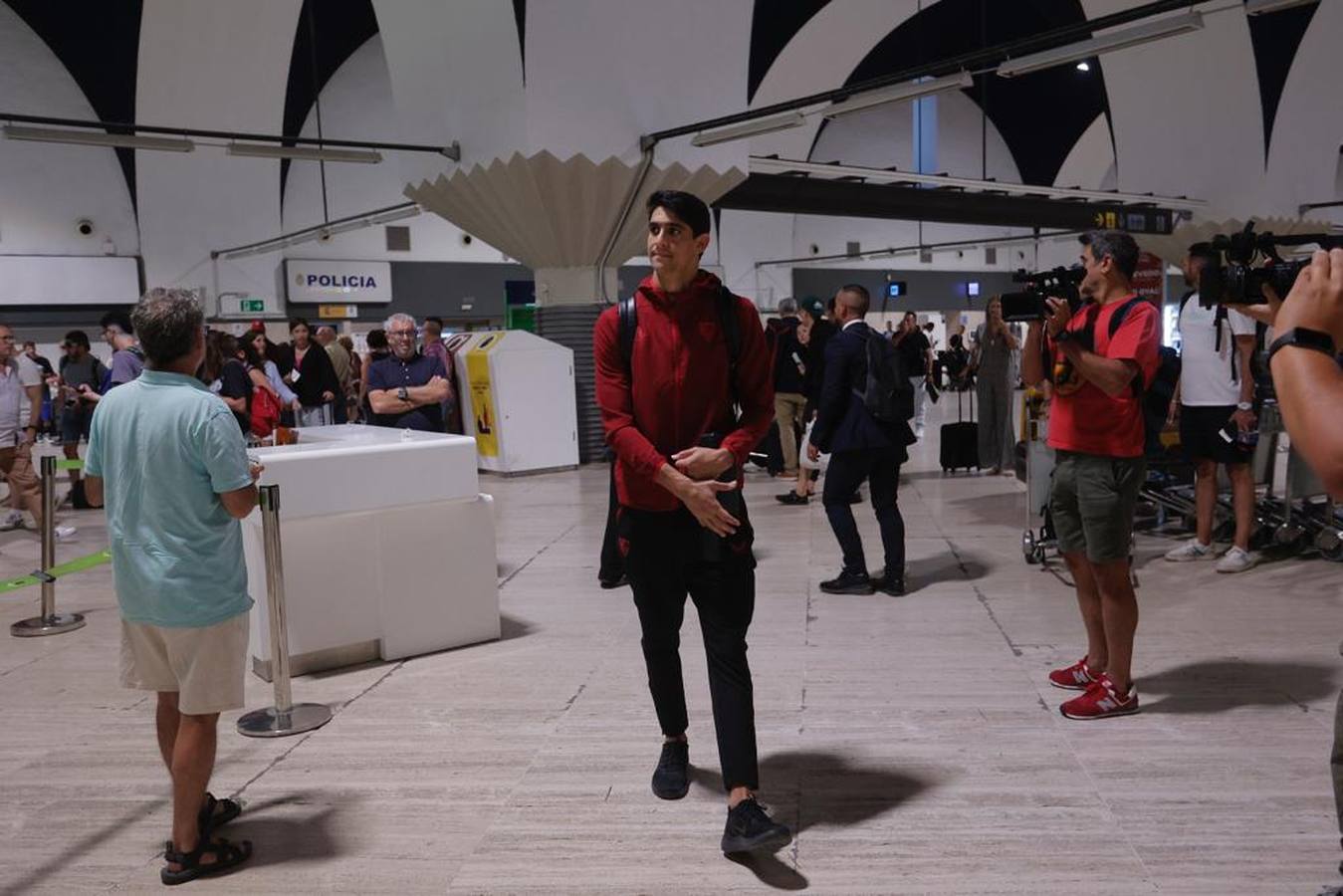 La expedición sevillista parte desde el aeropuerto de San Pablo hacia una nueva final europea